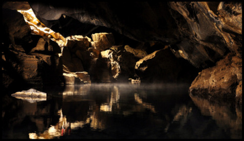 Jeskyně Grjótagjá s horkou vodou