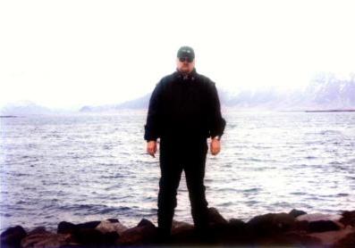 Autor u Atlantiku na severu Reykjavíku, na pozadí v mlze masiv Esja. Nezbytná cigareta v ústech je na Islandu drahá záležitost :-)