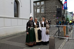 Ženy v národních krojích