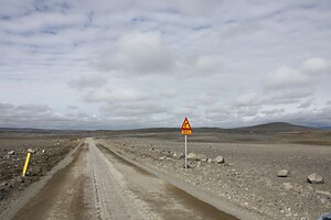 Také takhle vypadají silnice na Islandu (za značkou "příštích 63km špatná štěrková cesta")
